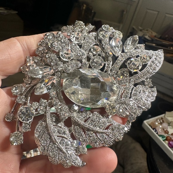 Elegant Silver Crystal Brooch - Picture 5 of 6